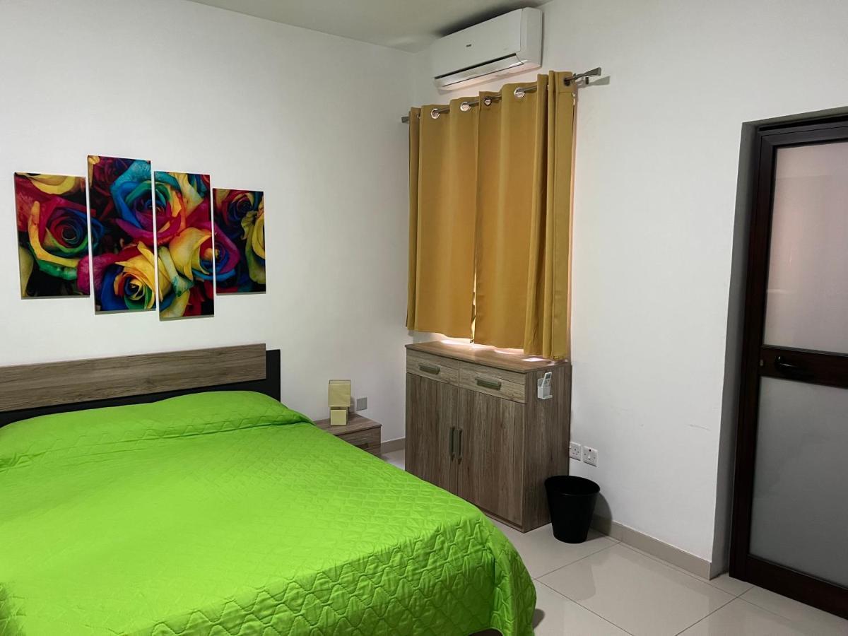 Claire'S Court Apartamento Marsaxlokk Exterior foto
